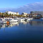 1 Bed Flat - Sleeps 2 - Parking - Wifi