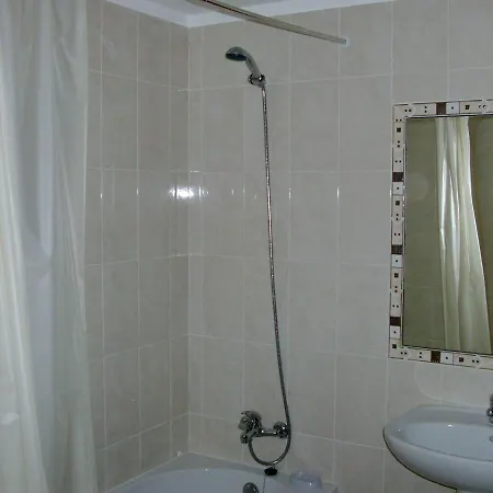 1 Bed Flat - Sleeps 2 - Parking - Wifi דירה